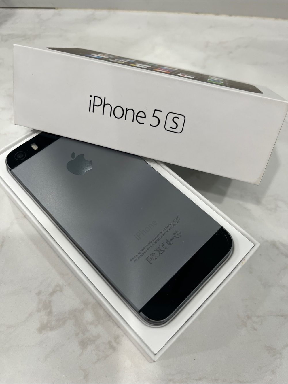 Apple iPhone 5s — Space Gray Back with Black Accents